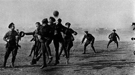 Maka peristiwa pagi 25 desember 1914, kelak dikenal istilah gencatan natal, christmas truce, atau weihnachtsfrieden. Sejarah Boxing Day: Harmonisasi Sepak Bola dan Natal ...