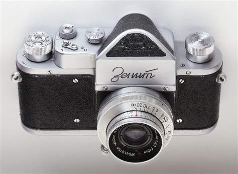 Итак, зенит — первый советский послевоенный однообъективный зеркальный фотоаппарат. Зенит (фотоаппарат) — Википедия