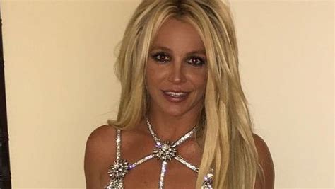 Britney Spears Stuns As Skimpy Backyard Peasant Girl The Blast