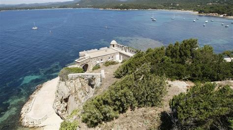 Our 2021 property listings offer a large selection of 6,251 vacation rentals around fort de bregancon. Visite en images du fort de Brégançon - YouTube