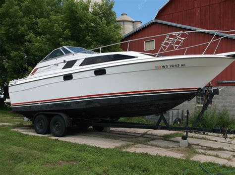 It has a 350 chevy engine. Bayliner 1984 for sale for $3,495 - Boats-from-USA.com