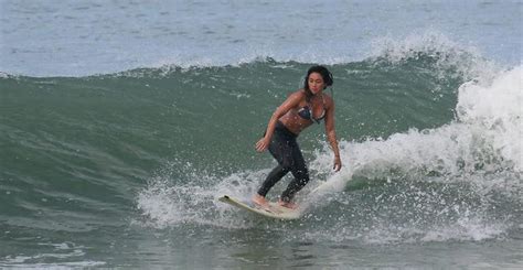 Aos 37 Anos Daniele Suzuki Exibe Boa Forma Em Dia De Surfe