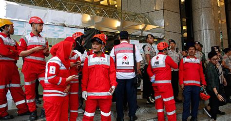 Security footage 'shows the moment balcony collapsed at jakarta stock exchange as large group of dramatic footage shows the elevated walkway collapsing as a group of people were walking around dozens of people were then seen running in a chaotic evacuation from the indonesian stock exchange At least 70 injured after floor collapses at Indonesia's ...