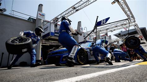 watch nascar garage 56 crew win le mans pit stop challenge with a regular floor jack flipboard