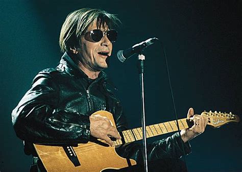 Il grandit dans le 9ème arrondissement de paris, et c'est auprès de son père, ingénieur et pianiste amateur qu'il découvre la musique. Jacques Dutronc