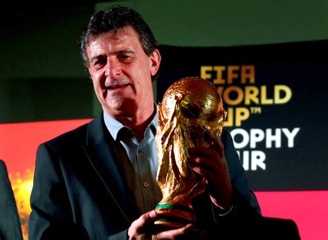 Information about mario kempes and his performace in the fifa soccer world cup. Mario Kempes fulminó a Maradona y defendió a Messi