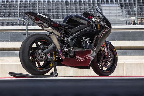 三缸引擎新紀元，triumph Moto2 Prototype銀石賽道測試！ Supermoto8