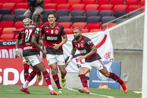 15 de dezembro de 2010. Pedro e Gabi se manifestam antes do jogo entre Flamengo e ...