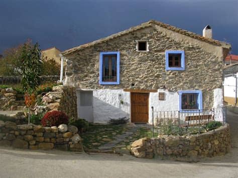 Esta é uma fachada de casa pequena, no estilo casa geminada, muito bela, traz um design minimalista e moderno. Turismo Rural en España - Asetur