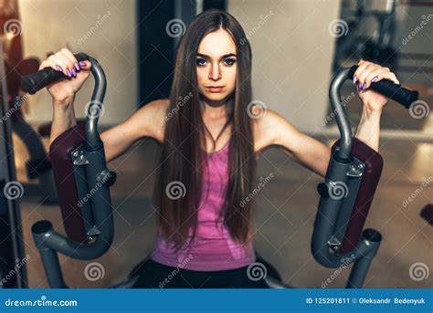 Treinamento Bonito Da Menina Do Cabelo Longo No Gym Imagem De Stock Imagem De Bonito Interior