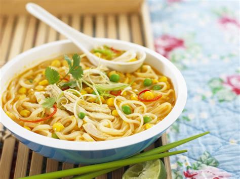 Asiatische Nudelsuppe Mit H Hnchenfleisch Und Mais Rezept Eat Smarter