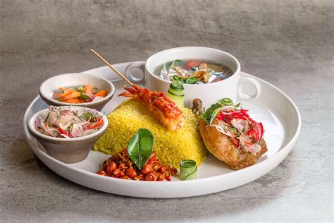 Jakarta is definitely a paradise filled with chinese food! Break-the-fast with Indonesian food at these three ...