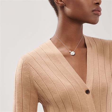 These are everyday essentials, and you can't go wrong peach with beige/white/gold looks pretty and elegant. What color clothing looks best with rose gold jewelry ...