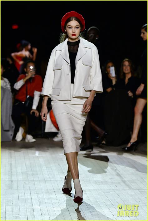 Miley Cyrus Shows Off Rocking Body Walking In Marc Jacobs Nyfw Show Photo 4437168 Kaia