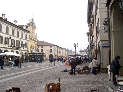 Orzinuovi (de) orzinuovinonmolla.jpg 1,078 × 695; Panoramio - Photo of Orzinuovi - Piazza Vittorio Emanuele II