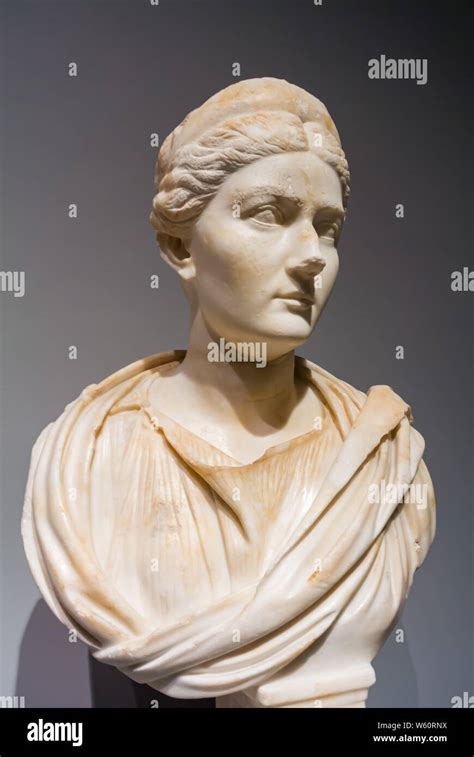 Una Estatua De La Emperatriz Vibia Sabina Una Antigua Mujer Romana