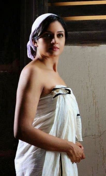 Vimala Raman Hot Pics In Mundu Mulakkacha Bath Towel Pics Saree Below