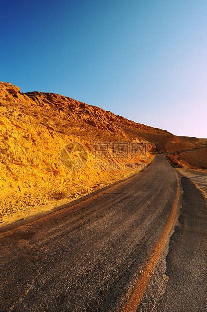 危险曲线石头岩石交通航程三角形沙漠运输沥青旅行侵蚀高清图片下载 正版图片320144359 摄图网