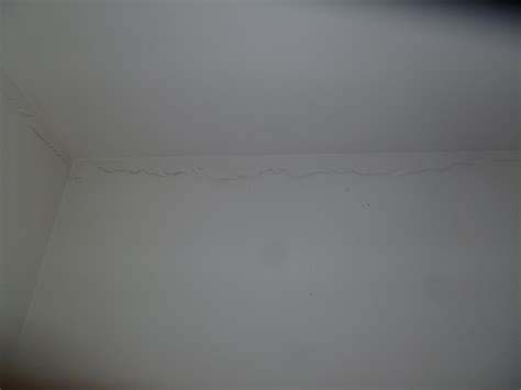 Recoller une bande à joint placo qui cloque / 1. Bande placo joint plafond mur craquelle