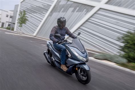 Join bennetts bikesocial's michael mann as he takes us for a ride around peterborough on the scooter commuter as 2019 honda pcx125 economy. Honda PCX 125 2021 é lançada na Europa: novo design ...