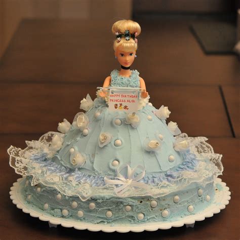 Think you're not capable of such outlandish and extravagant baking craftsmanship? Cinderella Cakes - Decoration Ideas | Little Birthday Cakes