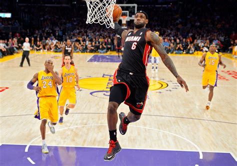 A Perfectly Timed Photo Of Lebron James Dunking On The Lakers Business Insider India