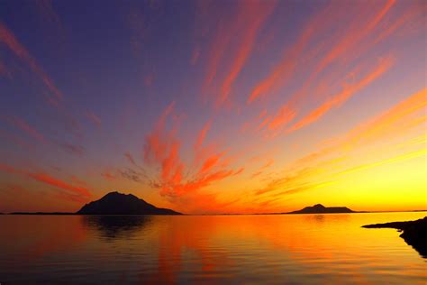 Learn about fjords, northern lights, midnight sun, where to stay, walking, fishing and more. Bilferie Nord-Norge - Renates Reiser