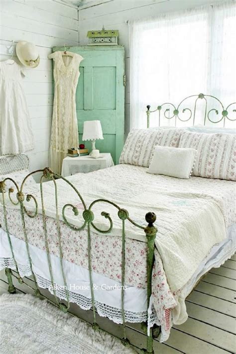 Tips And Ideas For Decorating A Bedroom In Vintage Style