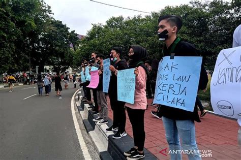 Mahasiswa Di Palangka Raya Lakukan Aksi Diam Tolak RUU Cipta Kerja