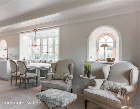 Genießem sie einen wunderbaren urlaub in einer unserer luxuswohnungen auf sylt. Reetdachhaus in list auf sylt wohnzimmer im landhausstil ...