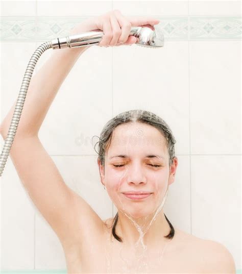 muchacha que toma una ducha imagen de archivo imagen de cromo muchacha 7758009