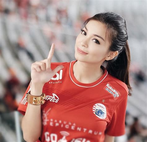 Wanita Cantik Cewe Sexy Bidadari Tribun Suporter Sepak Bola Liga Indonesia Presenter Olahraga