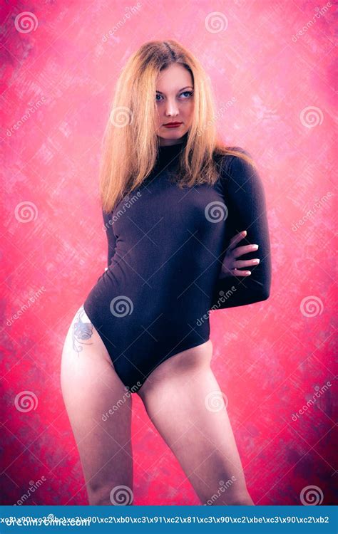seksowna dziewczyna z luźnym czerwonym włosy w czarnym ciele zdjęcie stock obraz złożonej z