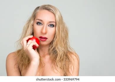 Sexy Nude Blonde Woman Holding Tomato Foto Stok 333969794 Shutterstock