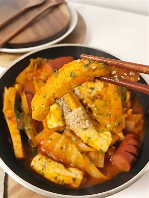 It looks super spicy and, originally, it is! Low Carb Spicy Rice Cake (Korean Tteokbokki) | Simply by Elle