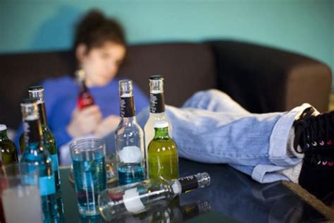 ¿se puede tomar alcohol o medicamentos con la dosis inyectada? Juego y alcohol, el muerto viviente | Jugar y beber... | Página12
