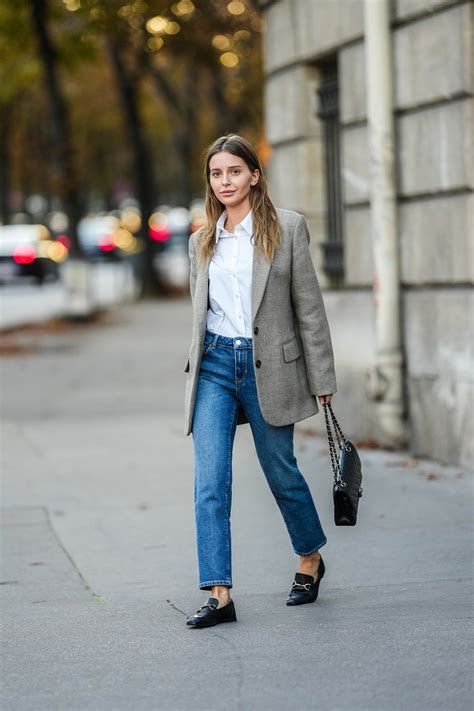 Cómo llevar mocasines con jeans en primavera 2023 Vogue