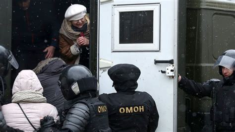 Belarus Protests Hundreds Arrested After Defying Ban Bbc News