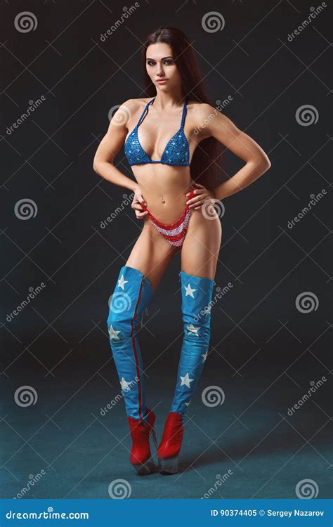 Sexig Ung Kvinna I Erotisk Stripteasenummer För Fetischkläderdans I