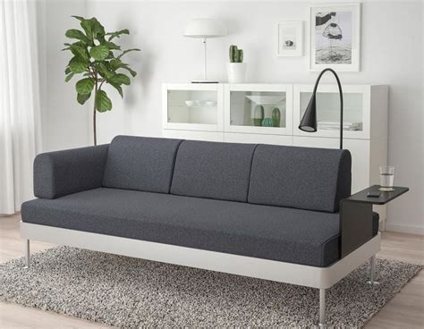 Scegli un divano a 2 posti in tessuto, una scelta versatile perché ti permette di arredare un salotto piccolo o abbinare una poltrona. Divani IKEA: in pelle, due o tre posti, Recensioni e Opinioni
