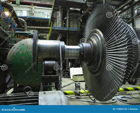 Turbina A Vapore Di Generatore Di Energia In Fase Di Riparazione Macchine Tubi Tubi In Una