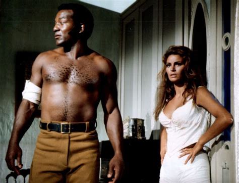 20 Vintage Photos Of Jim Brown And Raquel Welch During Filming “100 Rifles” 1969 Vintage