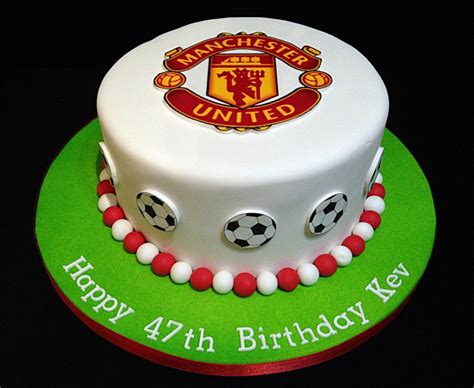 A great design to learn for the little or large football fans in your life, this cake is easy to make and can be fun for the whole family. Football Cakes - Decoration Ideas | Little Birthday Cakes