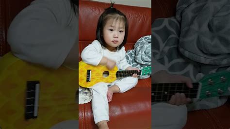 28개월 아기의 기타연주 28 Months Old Baby Playing Guitar Youtube