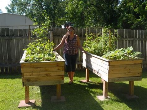 Read this website to see how it's. Build a Cheap Raised Bed from Pallets - Raise Your Garden: Musings ... | 1000 | Garden boxes diy ...