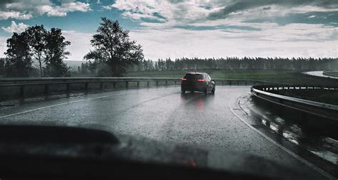 Driving In Rain How To Avoid Hydroplaning And Other Tips