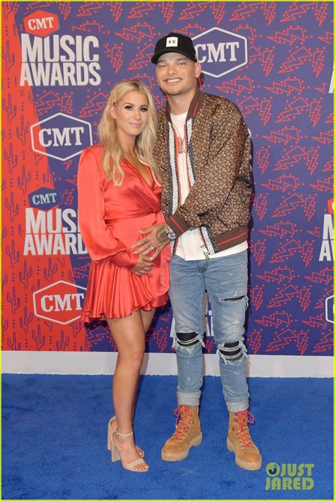 Kane Brown Cradles His Pregnant Wife Katelyns Baby Bump At Cmt Music