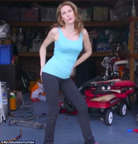 San Francisco Mother Of Two Performs Rap About Love Of Yoga Pants Daily Mail Online