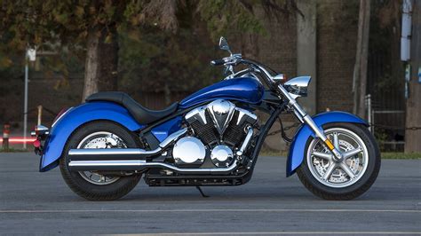 The riding position usually places the feet forward and the hands up, with the spine erect or leaning back slightly. 2016 Honda Stateline 1300 Review - Cruiser / Motorcycle V-Twin