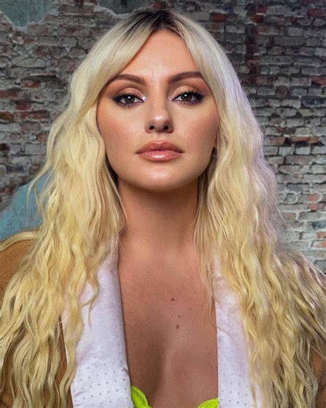 After she was invited to sing in a televised show at the age of 15, she eventually participated. Alexandra Stan s-a pozat alături de iubit. Ipostaza ...